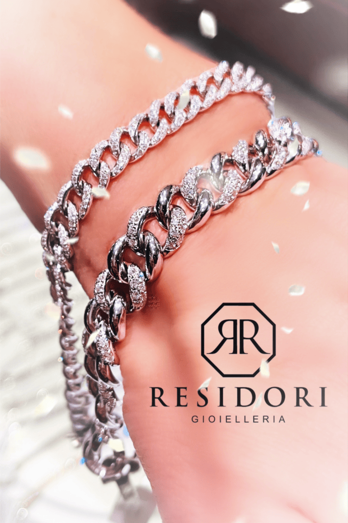 Anello con diamante fancy a goccia
