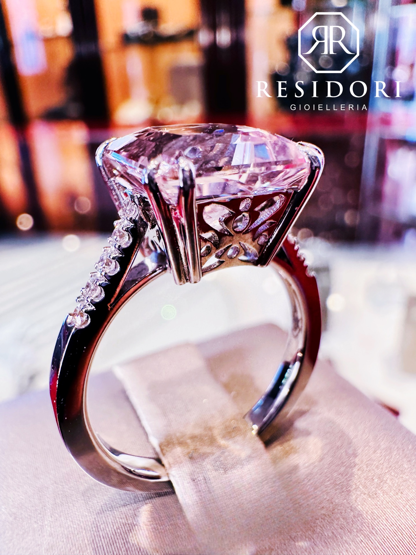 Anello oro bianco con morganite rosa