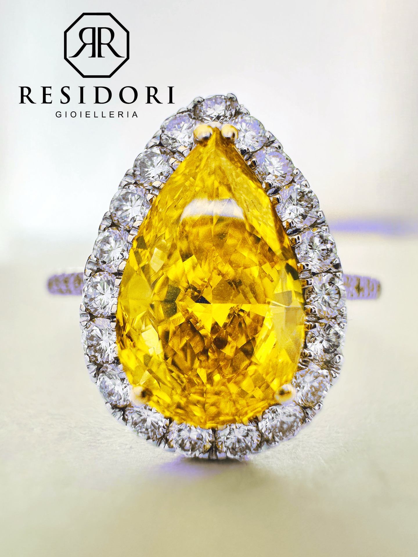 Anello con diamante fancy a goccia intense