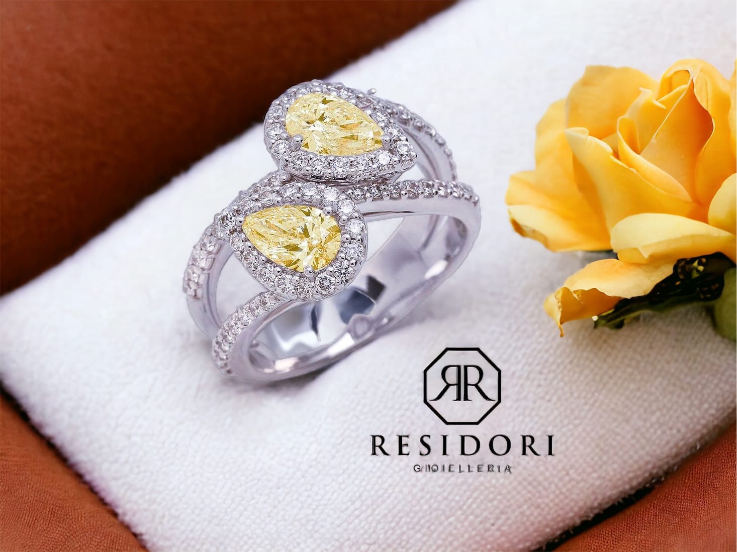 Anello con diamanti fancy goccia incrociati