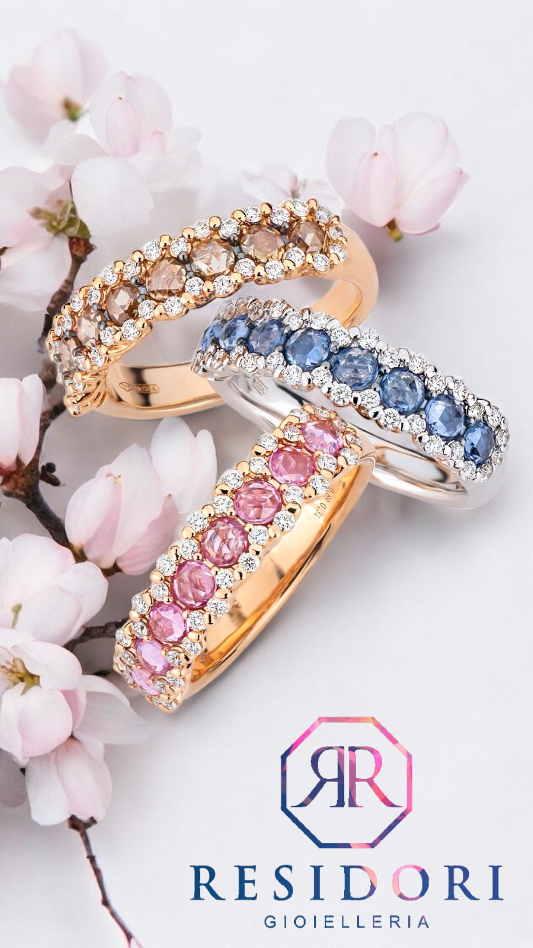 Gioielli con zaffiri rosa e blu contornati di diamanti